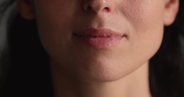 Extreme close-up bekijken vrouwelijke onderste gezicht deel — Stockvideo