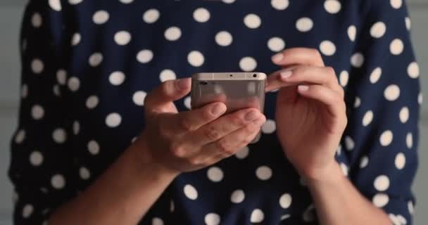 Close-up ver as mãos femininas segurando dispositivo de telefone inteligente — Vídeo de Stock