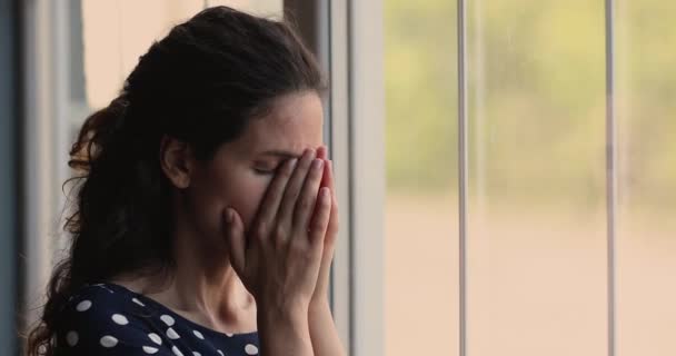 Женщина складывает ладони, молясь, выглядя отчаянно из-за жизненных проблем — стоковое видео