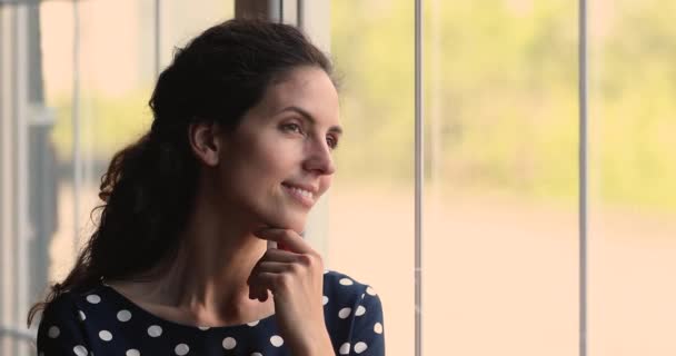 Mujer feliz de pie interior admira la vista desde la ventana — Vídeos de Stock