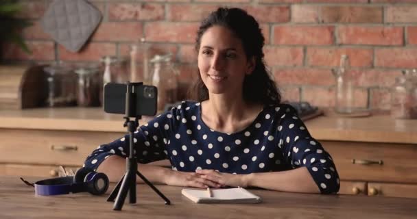 Женщина использует запись мотивационной речи смартфона для аудитории — стоковое видео