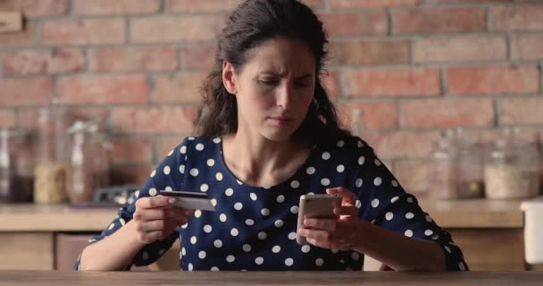 Femme utilisant smartphone et carte de crédit fait une transaction infructueuse — Video