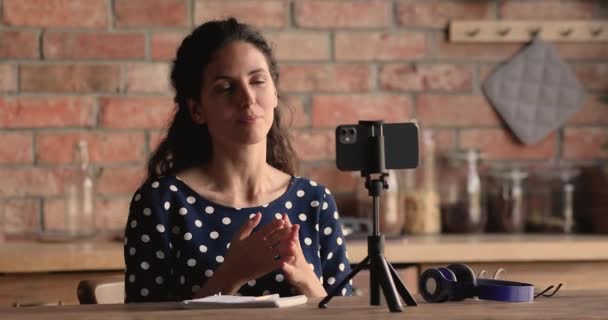 青年妇女在手机商业网上录像课程中的记录 — 图库视频影像