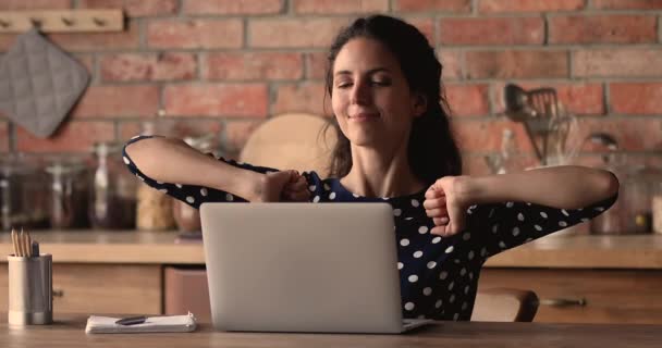 Frau verrichtet Telearbeit am Laptop, Pause macht Genugtuung — Stockvideo