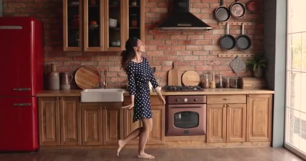 Gyönyörű boldog nő ruha táncol hangulatos konyha egyedül — Stock videók