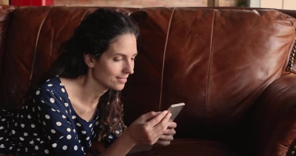 Žena strávit bezstarostný víkend doma s chytrým telefonem — Stock video