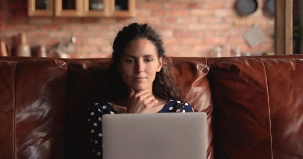 Wanita mencari ide-ide kreatif segar saat bekerja pada laptop — Stok Video