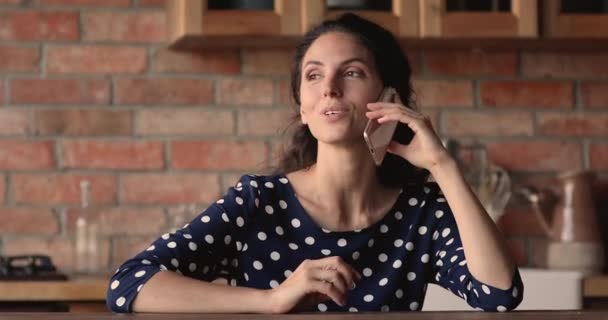 Mujer sosteniendo teléfono inteligente hablar con un amigo utilizando la conexión móvil — Vídeos de Stock