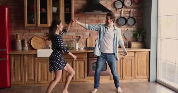 Divertida pareja joven activa en el amor bailando en la cocina — Vídeos de Stock