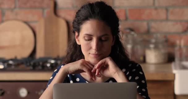 Donna seduta al coperto a lavorare su laptop in cerca di ispirazione — Video Stock