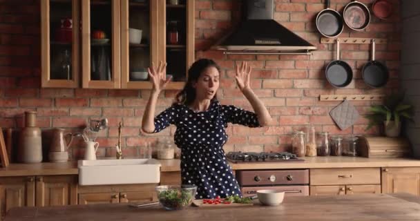 Mujer feliz bailando cantando mientras cocina en cocina moderna — Vídeos de Stock