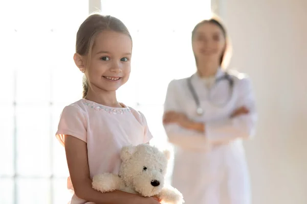 Portret van een lachende kleine meid patiënt in het ziekenhuis — Stockfoto