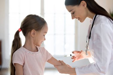 Değer veren kadın doktor küçük kız çocuğunu aşıladı