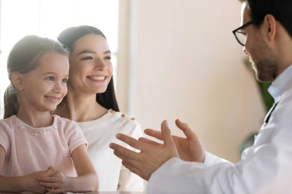 Männlicher Arzt konsultiert kleine Patientin im Krankenhaus — Stockfoto