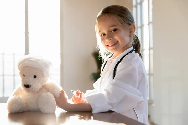 Portret van een lachend meisje spelen in het ziekenhuis met speelgoed — Stockfoto