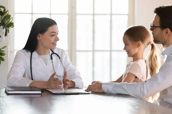 Female pediatrician examine small girl patient in clinic — Stock Photo, Image