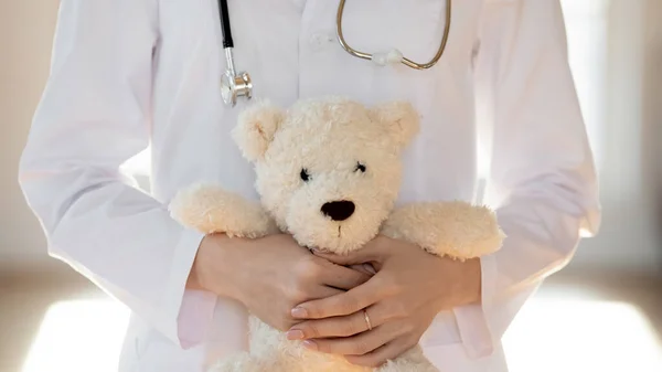 Gros plan d'une infirmière tenant un ours en peluche moelleux — Photo