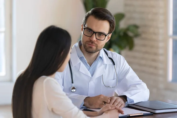 Médico masculino escuta paciente do sexo feminino reclama — Fotografia de Stock