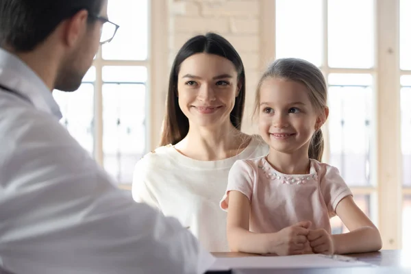 Smiling mom and small daughter have consultation with doctor — Stock Photo, Image