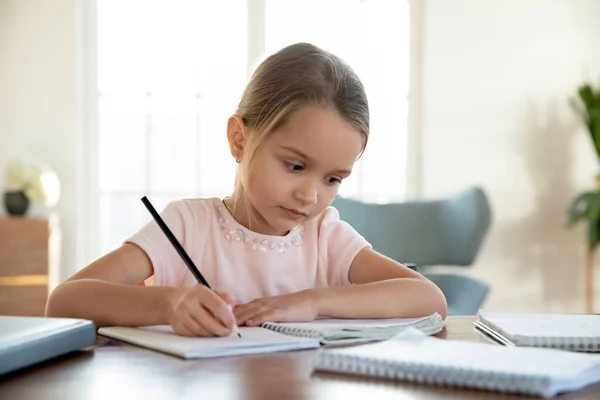 Slim klein meisje kind bereiden huiswerk thuis — Stockfoto