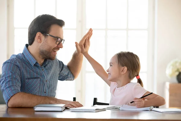 Happy father and little daughter celebrate study achievement — Stock Photo, Image