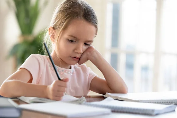 Niña infeliz se siente angustiada estudiando en casa — Foto de Stock