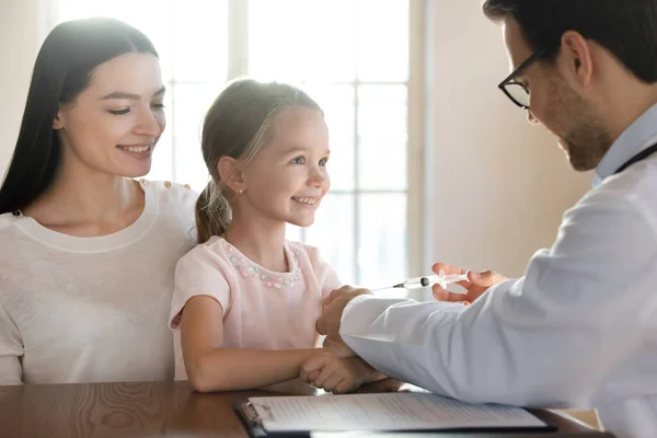 Pflegende Ärztin gibt kleinen Kinderpatienten Spritze — Stockfoto