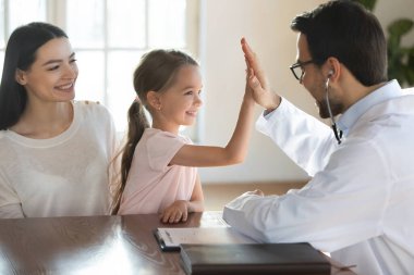 Destekleyici doktor küçük kız hastaya beşlik çaktı.