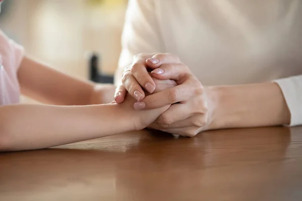 Primer plano de la madre cariñosa sostener las manos de la pequeña hija — Foto de Stock