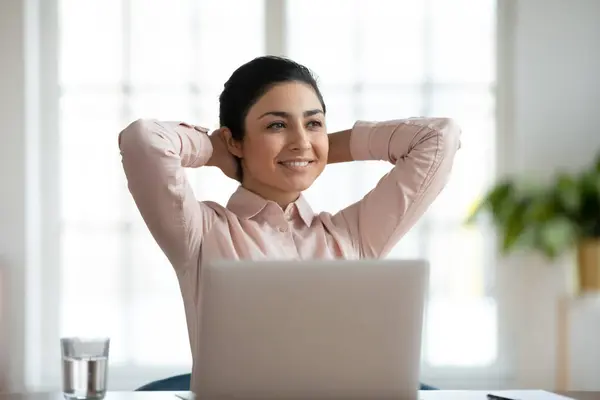 Heureux professionnel millénaire satisfait de bon travail — Photo