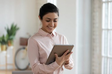 Mutlu Hintli kız çevrimiçi öğrenim için tablet kullanıyor