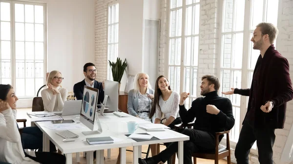 Bedrijfsbus geeft workshop aan personeel tijdens vergadering — Stockfoto