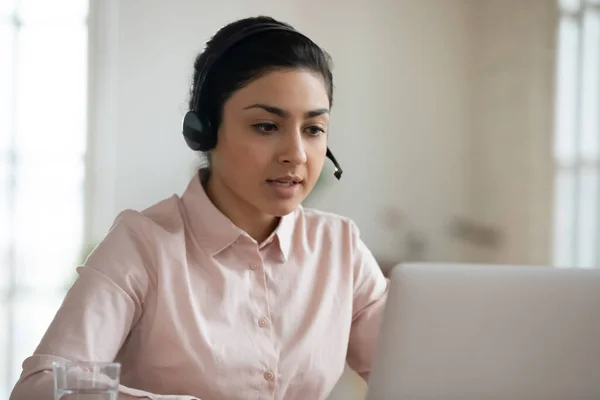 India chica en auriculares viendo webinar en el ordenador portátil — Foto de Stock