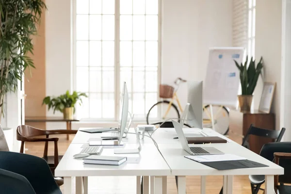 Empty office space for small team working together — Stock Photo, Image