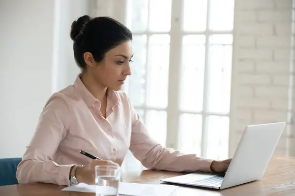 Focalisé jeune femme d'affaires indienne travaillant sur ordinateur — Photo