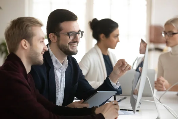 Gelukkige mannelijke bedrijfsleiders met videogesprek of interview — Stockfoto