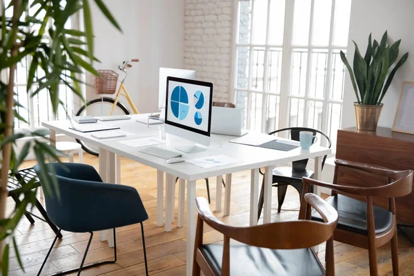 Modernes Loft-Büro für kleines Marketing-Team — Stockfoto