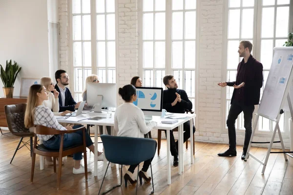 Manager presenteert verkooprapport aan collega 's — Stockfoto