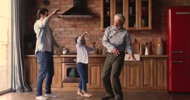 Hombre feliz divirtiéndose con su pequeño hijo y su viejo padre. — Vídeo de stock