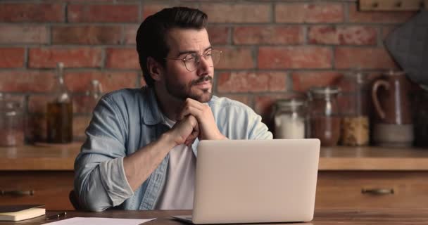 Pensativo joven empresario pensando en la solución de problemas. — Vídeo de stock