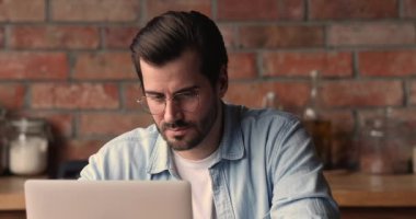 Düşünceli genç iş adamı sorunlara çözüm düşünüyor..