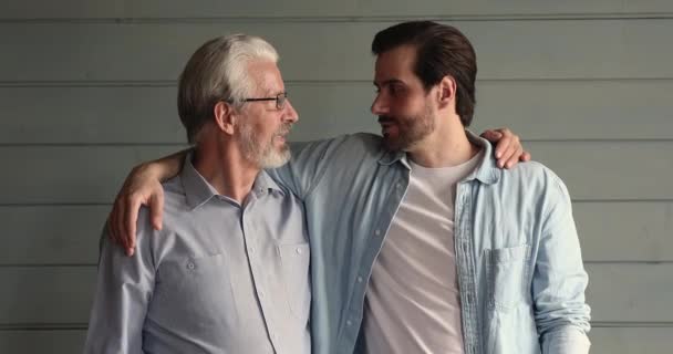 Heureux plus âgé homme cogner poings avec adulte fils. — Video