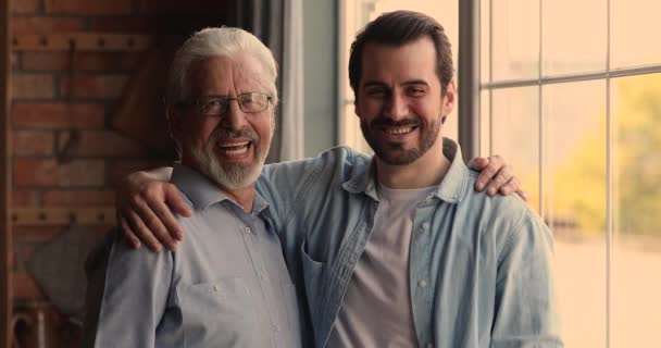 Mosolygó őszinte kötődés két férfi generáció családi ölelés. — Stock videók