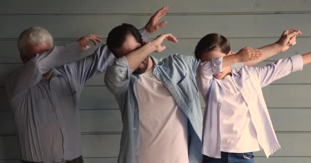 Funky gelukkig multigenerationele familie doen dab gebaar. — Stockvideo