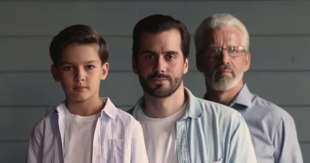 Kopfschuss Porträt einer glücklichen Familie verschiedener männlicher Generationen. — Stockvideo