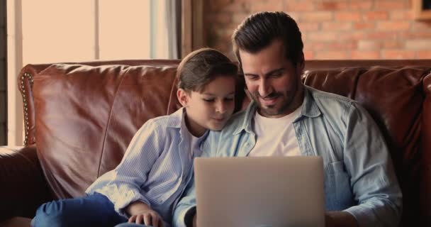 Família ligação feliz gostando de usar o computador em casa. — Vídeo de Stock