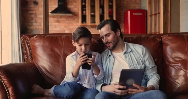 Família alegre gastando tempo livre de lazer usando gadget tecnologia moderna. — Vídeo de Stock