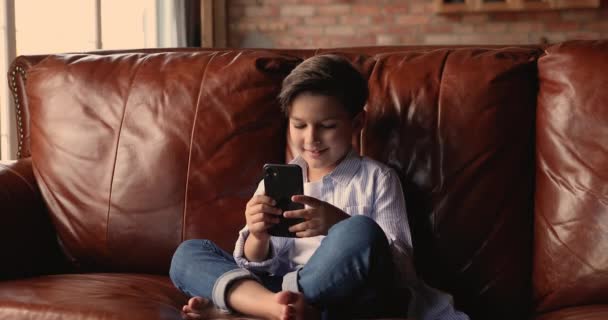 Adicta a la tecnología moderna niño feliz utilizando el teléfono inteligente. — Vídeos de Stock