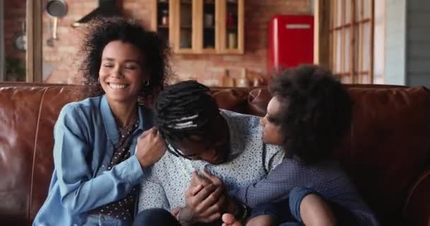 Feliz niña de etnia africana pequeña jugando con los padres. — Vídeos de Stock