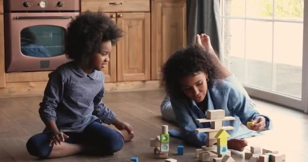 Feliz unión afro-americana familia jugando en casa. — Vídeos de Stock